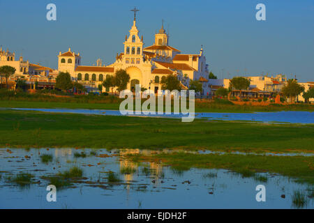 El Rocio village et Hermitage au coucher du soleil, d'Almonte, El Rocio, Marismas de Doñana, le Parc National de Doñana, province de Huelva, Andalousie Banque D'Images