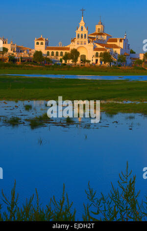 El Rocio village et Hermitage au coucher du soleil, d'Almonte, El Rocio, Marismas de Doñana, le Parc National de Doñana, province de Huelva, Andalousie Banque D'Images