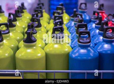 Boîte pleine de bouteilles d'eau métallique en aluminium sur le marché prêt à vendre Banque D'Images