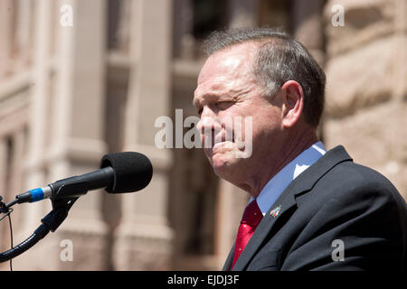 Austin, Texas, États-Unis. 23 mars, 2015. L'Alabama controversée en chef de la Cour suprême du Roy Moore parle à un rassemblement de Texas conservateur opposé au mariage gay les législateurs un Texas Capitol lundi. Moore a dit à New York juges de ne pas tenir compte d'une récente décision de la Cour fédérale autorisant le mariage gay dans l'état. Credit : Bob Daemmrich/Alamy Live News Banque D'Images