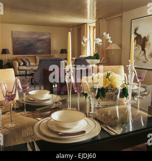 La Chine et crème avec de grands wineglasses arrangement crème roses sur table à manger pour le dîner dans l'élégante salle à manger Maison Banque D'Images