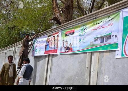 (150324) -- QUETTA, 24 mars 2015 (Xinhua) -- les membres du personnel de l'hôpital accrocher des bannières sur un mur sur la Journée mondiale de la tuberculose dans le sud-ouest du Pakistan Quetta le 24 mars 2015. La Journée mondiale de la tuberculose est marqué chaque année afin de sensibiliser les gens à l'épidémie mondiale de la maladie de la tuberculose. (Xinhua/Asad) Banque D'Images