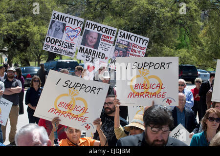 Un contre-manifestant est titulaire d'un signe se moquer du caractère sacré du mariage à un rassemblement contre le mariage gay au Texas à Austin Capitol Banque D'Images