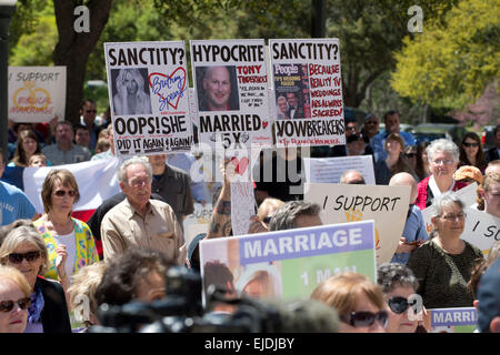 Un contre-manifestant est titulaire d'un signe se moquer du caractère sacré du mariage à un rassemblement contre le mariage gay au Texas à Austin Capitol Banque D'Images