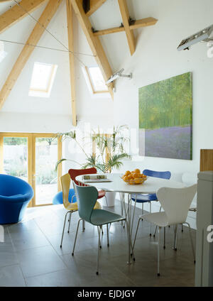 Arne Jacobsen et des chaises de style blanc circulaire table in modern, salle à manger aux hauts plafonds, carrelage Banque D'Images