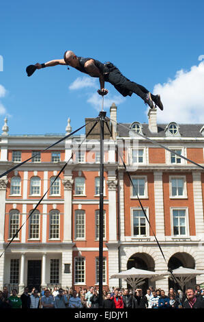 C'est Ruben Dotdotdot effectuant son incroyable équilibre acrobatique à Covent Garden. Banque D'Images