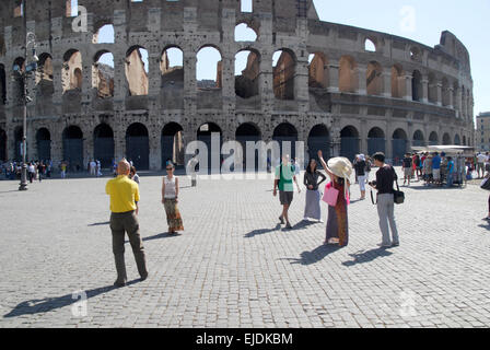 Les touristes japonais de prendre des photos de l'autre à l'extérieur du Colisée à Rome. Banque D'Images