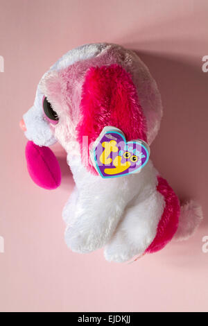 Ty beanie boo's tag Étiquette sur le doux chiot adorable en peluche chien cookie avec coeur isolé sur fond rose Banque D'Images