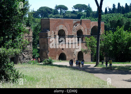Vestiges de l'Aqueduc de Claudian sur la colline du Palatin, Rome Banque D'Images