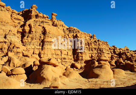 Goblin Valley State Park dans l'Utah, aux États-Unis, un étrange paysage de roches rouges et orange formé par l'érosion. Banque D'Images