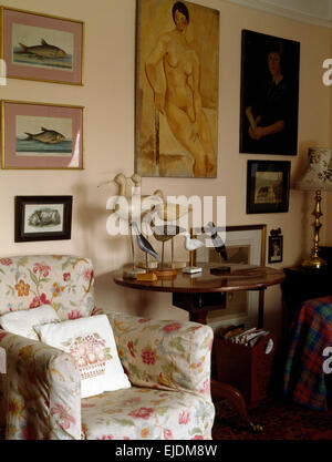 Couvercle desserré floral sur fauteuil à côté table avec decoy canards dans l'ancienne salle de séjour Banque D'Images