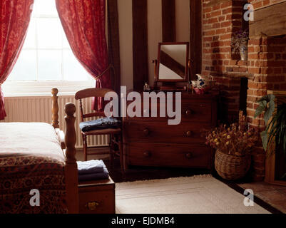 Commode en acajou victorienne dans années 90 cottage chambre avec mur en briques apparentes Banque D'Images