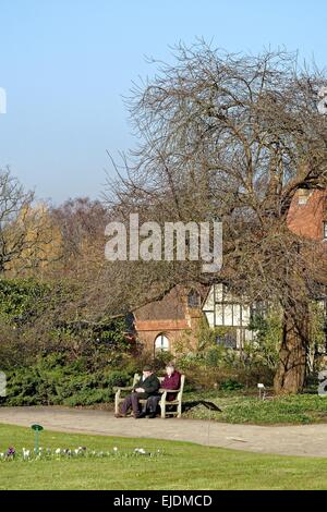 Couple de personnes âgées assis sur un banc à Wisley Horticultural Gardens Banque D'Images