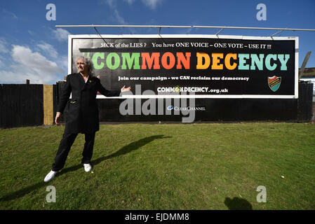 Londres, Royaume-Uni. 24 mars, 2015. Le guitariste Brian May Queen CAMPAGNE POUR DÉVOILER BILLBOARD‏ à Vauxhall, Londres. Credit : Voir Li/Alamy Live News Banque D'Images