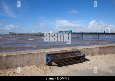 La plage et la jetée de Southport, Merseyside, Royaume-Uni. 24 mars, 2015. UK Météo : Belle journée ensoleillée et très rare vient dans la marée haute sur la plage de Southport. Banque D'Images