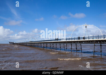 Southport, Merseyside, Royaume-Uni. 24 mars, 2015. UK Météo : Belle journée ensoleillée et très rare vient dans la marée haute sur la plage de Southport. Credit : Mar Photographics/Alamy Live News Banque D'Images