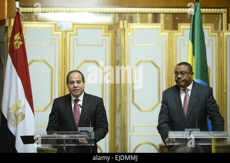 Addis Abeba, Ethiopie. 24Th Mar, 2015. Le président égyptien, Fattah al-Sisi (L) et Premier Ministre éthiopien a Hilemariam Desalegn assister à une conférence de presse après leur rencontre sur les questions de sécurité en Afrique, les relations bilatérales et le grand barrage de la Renaissance éthiopienne (GERD), l'Éthiopie est en train de construire sur le Nil, à Addis-Abeba, Ethiopie, le 24 mars 2015. © Michael Tewelde/Xinhua/Alamy Live News Banque D'Images