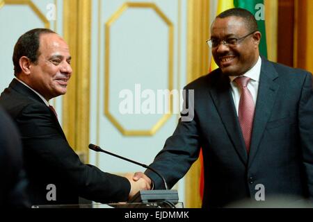 Addis Abeba, Ethiopie. 24Th Mar, 2015. Le président égyptien, Fattah al-Sisi (L), serre la main du Premier Ministre éthiopien a Hilemariam Desalegn lors d'une conférence de presse après leur rencontre sur les questions de sécurité en Afrique, les relations bilatérales et le grand barrage de la Renaissance éthiopienne (GERD), l'Éthiopie est en train de construire sur le Nil, à Addis-Abeba, Ethiopie, le 24 mars 2015. © Michael Tewelde/Xinhua/Alamy Live News Banque D'Images