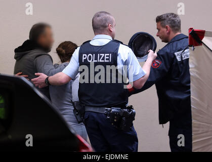 Dusseldorf, Allemagne. 24Th Mar, 2015. Accompagner les agents de police des proches de passagers de l'Airbus A320 s'est écrasé d'un aéronef exploité par la compagnie aérienne allemande Germanwings 'budget' à travers l'aéroport de Düsseldorf, Allemagne, 24 mars 2015. Vol Germanwings (4U) 9525 de Barcelone à Düsseldorf s'est écrasé près de Barcelonnette, dans le département des Alpes de Haute-Provence, France, avec plus de 140 passagers et 6 membres d'équipage à bord, le contrôle de la circulation aérienne de l'Allemagne a dit le 24 mars 2015. Dpa : Crédit photo alliance/Alamy Live News Banque D'Images