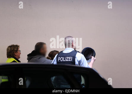 Dusseldorf, Allemagne. 24Th Mar, 2015. Accompagner les agents de police des proches de passagers de l'Airbus A320 s'est écrasé d'un aéronef exploité par la compagnie aérienne allemande Germanwings 'budget' à travers l'aéroport de Düsseldorf, Allemagne, 24 mars 2015. Vol Germanwings (4U) 9525 de Barcelone à Düsseldorf s'est écrasé près de Barcelonnette, dans le département des Alpes de Haute-Provence, France, avec plus de 140 passagers et 6 membres d'équipage à bord, le contrôle de la circulation aérienne de l'Allemagne a dit le 24 mars 2015. Dpa : Crédit photo alliance/Alamy Live News Banque D'Images