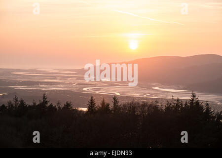 L'estuaire de la rivière Dyfi et Aberdyfi/Aberdovey village à bouche au coucher du soleil, le coucher du soleil de Dragon Rock, colline au-dessus du village de four. Banque D'Images