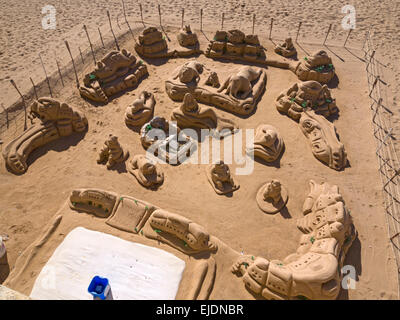 Des gens à la plage des sculptures de sable Banque D'Images