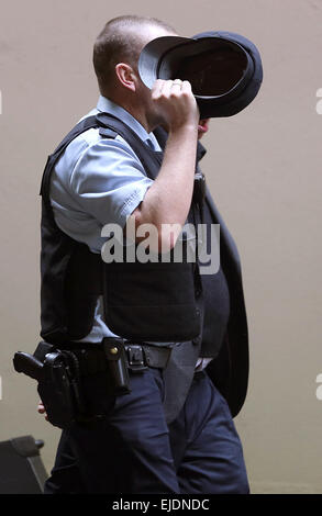 Un policier accompagne un parent de passagers de l'Airbus A320 s'est écrasé d'un aéronef exploité par la compagnie aérienne allemande Germanwings 'budget' à travers l'aéroport de Düsseldorf, Allemagne, 24 mars 2015. Vol Germanwings (4U) 9525 de Barcelone à Düsseldorf s'est écrasé près de Barcelonnette, dans le département des Alpes de Haute-Provence, France, avec plus de 140 passagers et 6 membres d'équipage à bord, le contrôle de la circulation aérienne de l'Allemagne a dit le 24 mars 2015. Rapports suggèrent qu'aucun des passagers à bord ont survécu. Dpa : Crédit photo alliance/Alamy Live News Banque D'Images