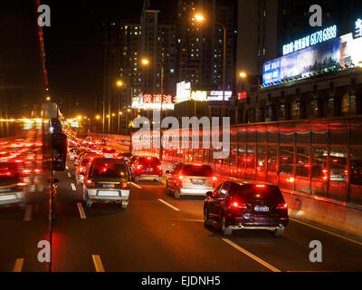 Embouteillage à nuit à Shanghai, Chine Banque D'Images