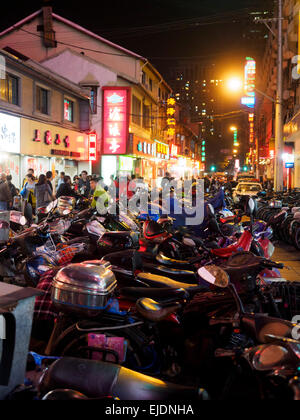 Moto garée dans une rue de Shanghai, Chine Banque D'Images