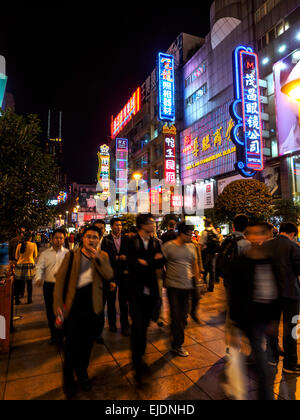 Enseignes au néon sur la rue commerçante animée de Nanjing Road, Shanghai, Chine Banque D'Images