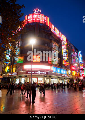 Enseignes au néon sur la rue commerçante animée de Nanjing Road, Shanghai, Chine Banque D'Images