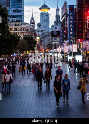 Enseignes au néon sur la rue commerçante animée de Nanjing Road, Shanghai, Chine Banque D'Images