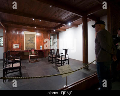 Personne qui visite la galerie de meubles chinois dans la région de Ming et Qing au Musée de Shanghai, Shanghai, Chine Banque D'Images