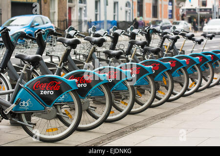 Vélo vélos Dublin Régime alignés à la station Liens sponsorisés par Coca Cola Zero Banque D'Images