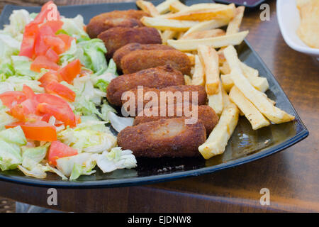 Croquettes de jambon espagnol avec salade et frites Banque D'Images