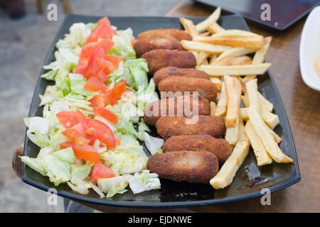 Croquettes de jambon espagnol avec salade et frites Banque D'Images