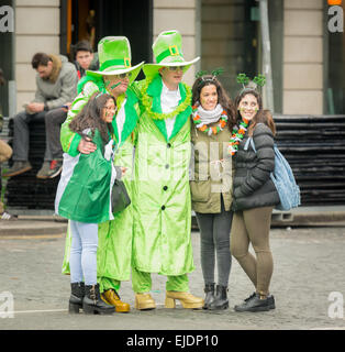 Revelers habillé en vert tenues glam célébrer St Patrick's Day 2015 à Dublin avec certains touristes européens visitant Banque D'Images