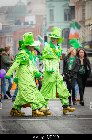 Revelers habillé en vert tenues glam célébrer St Patrick's Day 2015 à Dublin Banque D'Images