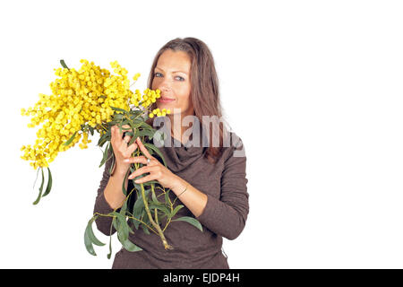 Belle femme avec mimosa en fleurs Banque D'Images