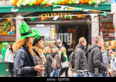 Festivaliers sur Dame Street Dublin Trinity extérieur pub sur St Patrick's Day 2015 Banque D'Images