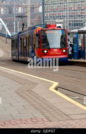 Image documentaire du Sheffield montrant le Malin Bridge Sheffield Supertram au départ de Fitzalan Square. Banque D'Images