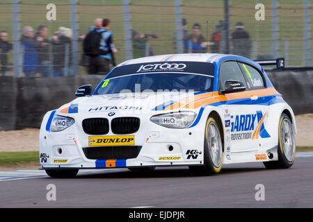 Donington Park, Royaume-Uni. 24Th Mar, 2015. La Journée des médias. Rob Collard dans son BMW 135i. Credit : Action Plus Sport/Alamy Live News Banque D'Images