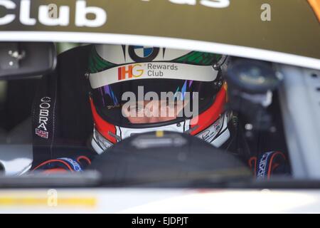 Donington Park, Royaume-Uni. 24Th Mar, 2015. La Journée des médias. Sam Tordoff est assis dans sa BMW 125i. Credit : Action Plus Sport/Alamy Live News Banque D'Images