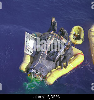 Les astronautes Neil Armstrong et David R. Scott s'asseoir avec leur vaisseau spatial les guichets ouverts en attendant l'arrivée du navire de récupération, l'USS Leonard F. Mason, après la réussite de leur mission Gemini 8. Banque D'Images