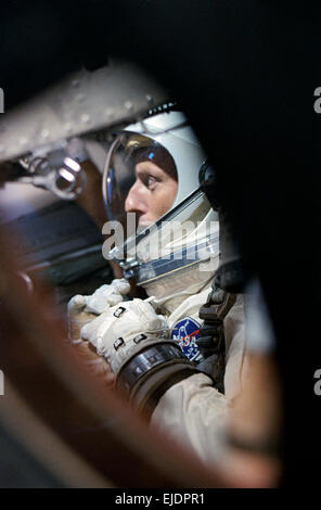 Vue de l'astronaute Gemini C. Charles Conrad Jr à travers la fenêtre comme il est assis dans l'engin spatial de Gemini 5 activités de contrôle en amont au cours. Banque D'Images