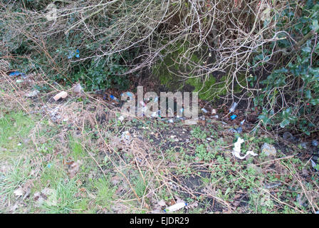 En général, une action sur la vue le long des routes autour de Iver Heath, Buckinghamshire, les déchets rejetés par les conducteurs ignorants Banque D'Images