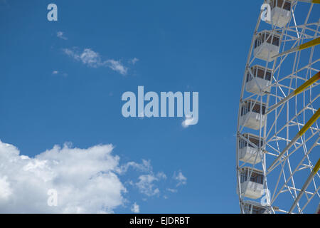 La grande roue sur le ciel bleu, à la foire de Cordoba Banque D'Images