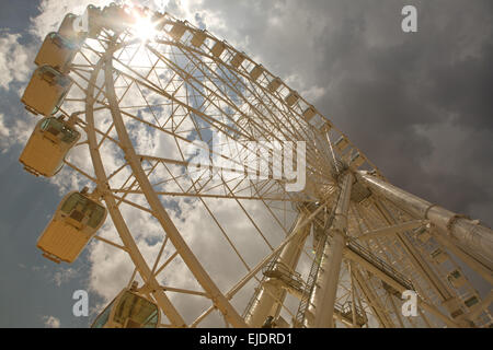 Grande roue plus de ciel nuageux, à la foire de Cordoba Banque D'Images