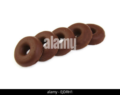 Beignet au chocolat cookies sur un fond blanc Banque D'Images