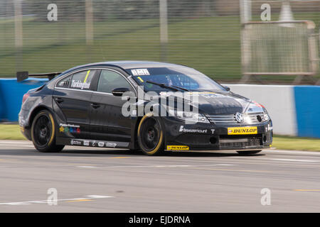 Castle Donnington, UK. 24 mars, 2015. Colin Turkington sur la LMF Racing VW Passat en action au cours de la 2015 Dunlop MSA British Touring Car Championship media journée à Donington Park le 24 mars 2015 à Castle Donington, en Angleterre. Credit : Gergo Toth/Alamy Live News Banque D'Images